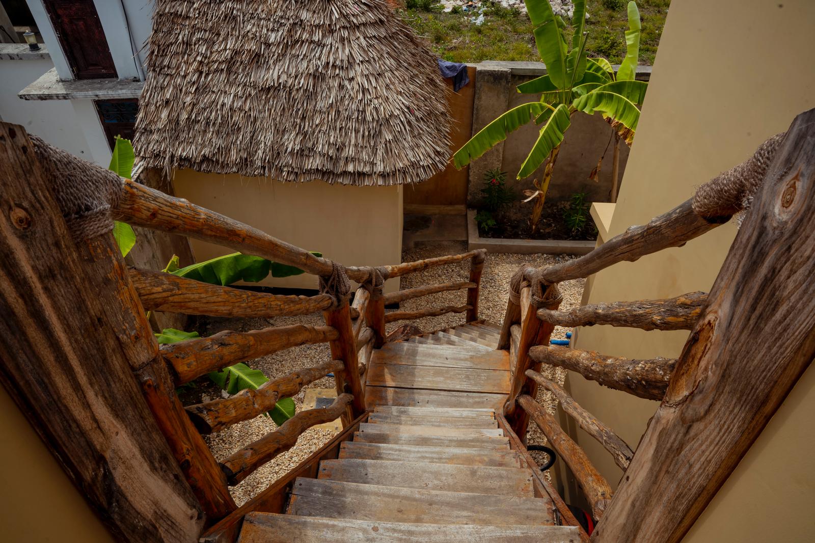 Escalier en rondins de bois menant au toit-terrasse de la villa à Kiwengwa, Zanzibar