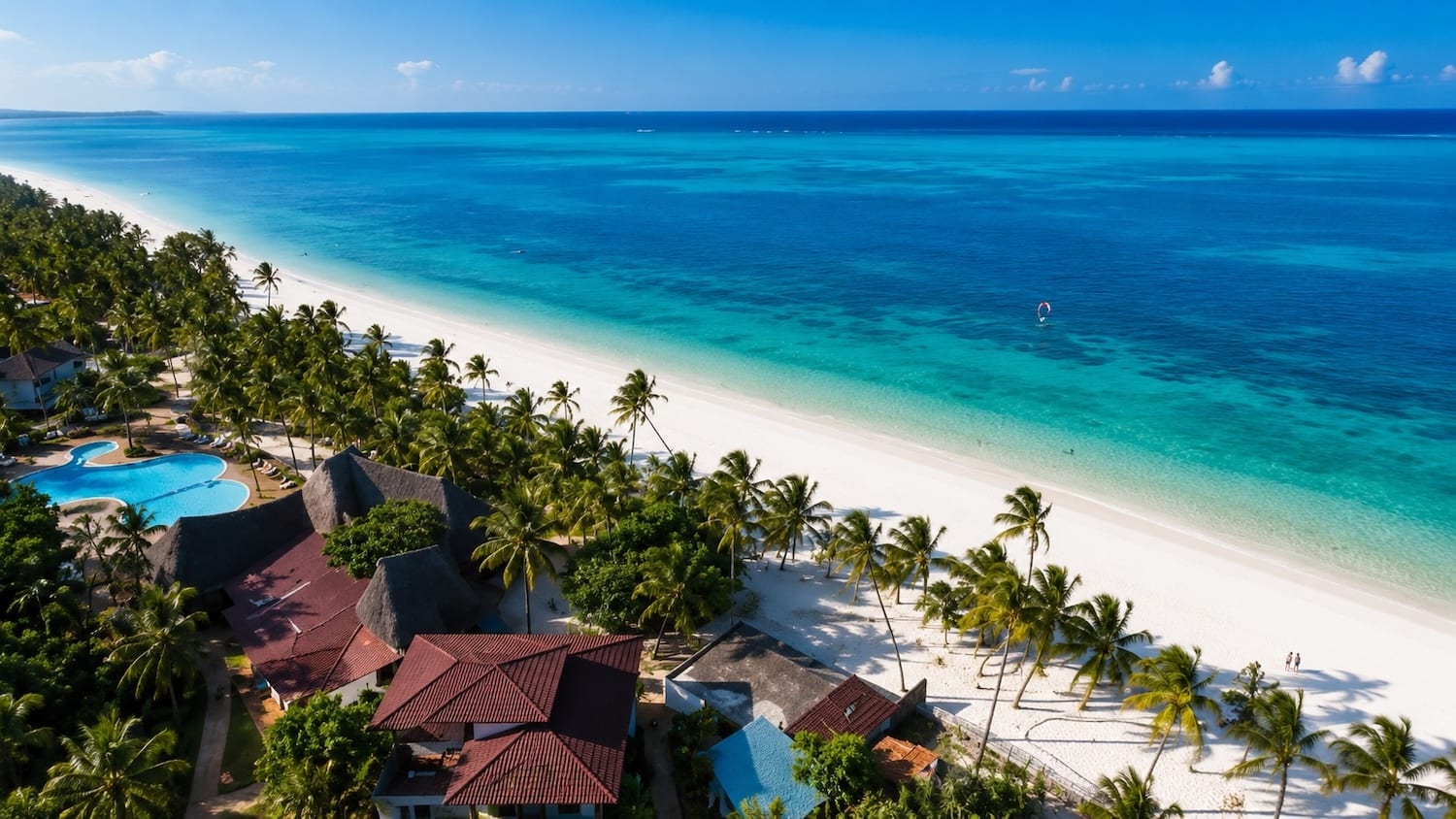 Vue aérienne de la côte est de Zanzibar : plage, cocotiers et lagon