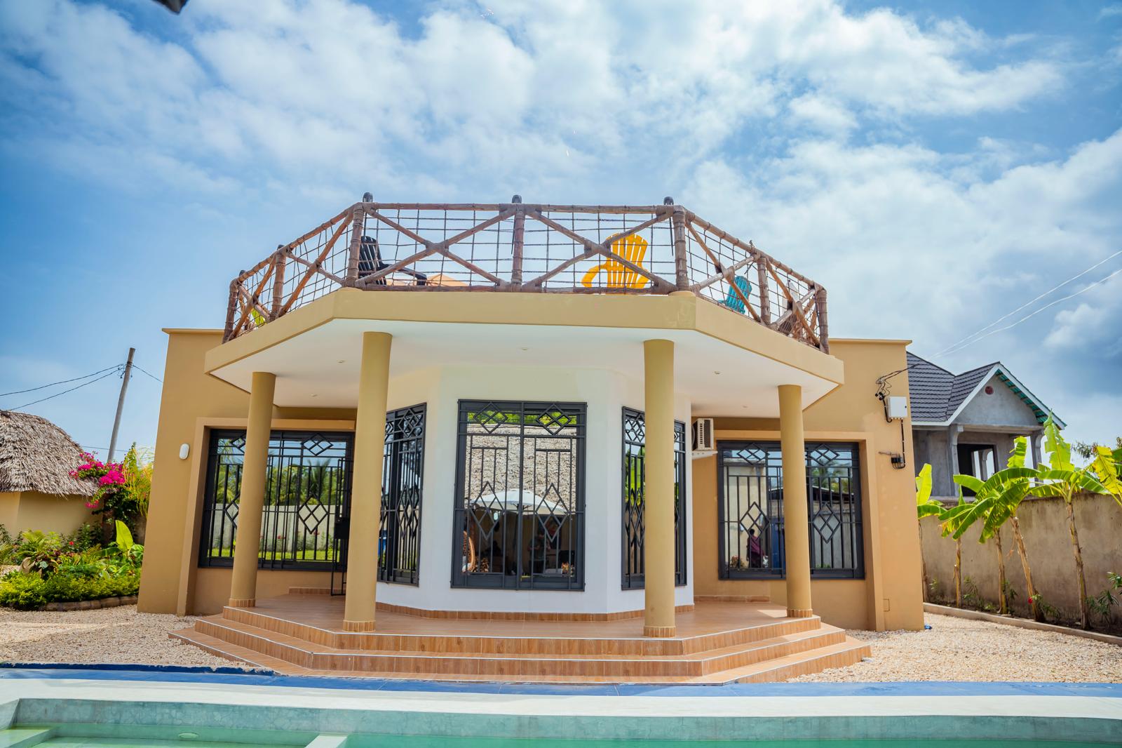 Façade de la villa avec ses colonnes, son toit-terrasse et la piscine à Kiwengwa, Zanzibar